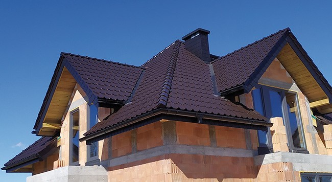 ендова на крыше с красивой керамической плиткой